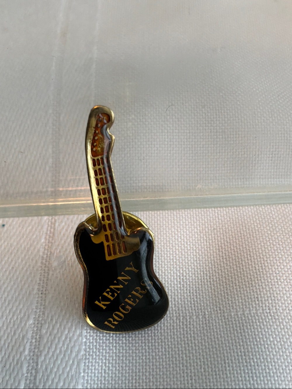 Kenny Rogers Gold & Black Guitar Pin lapel hat or bag vintage pin - Picture 1 of 3